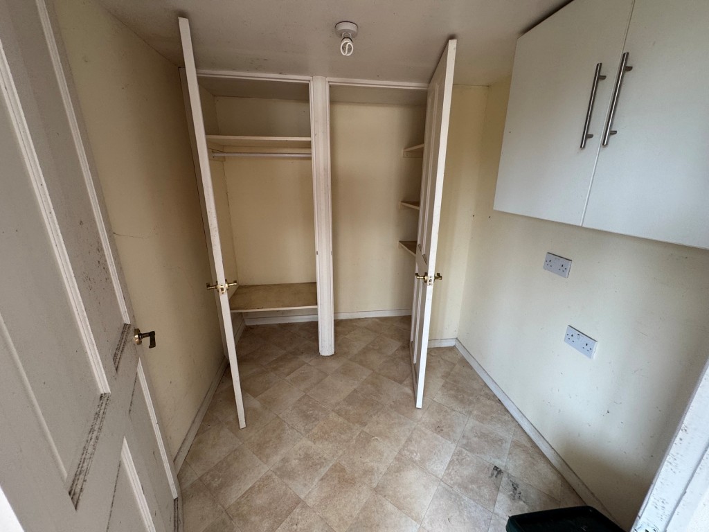 Lot: 71 - WATER DAMAGED DETACHED BUNGALOW - Store rooms